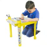Set masă de colorat cu rolă de 5 metri și 8 creioane de colorat, Minions
